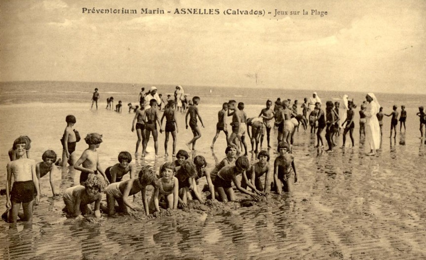 Préventorium marin d’Asnelles. jeux sur la plage. Carte postale, ca 1930 © CCGPF Fonds cheminot