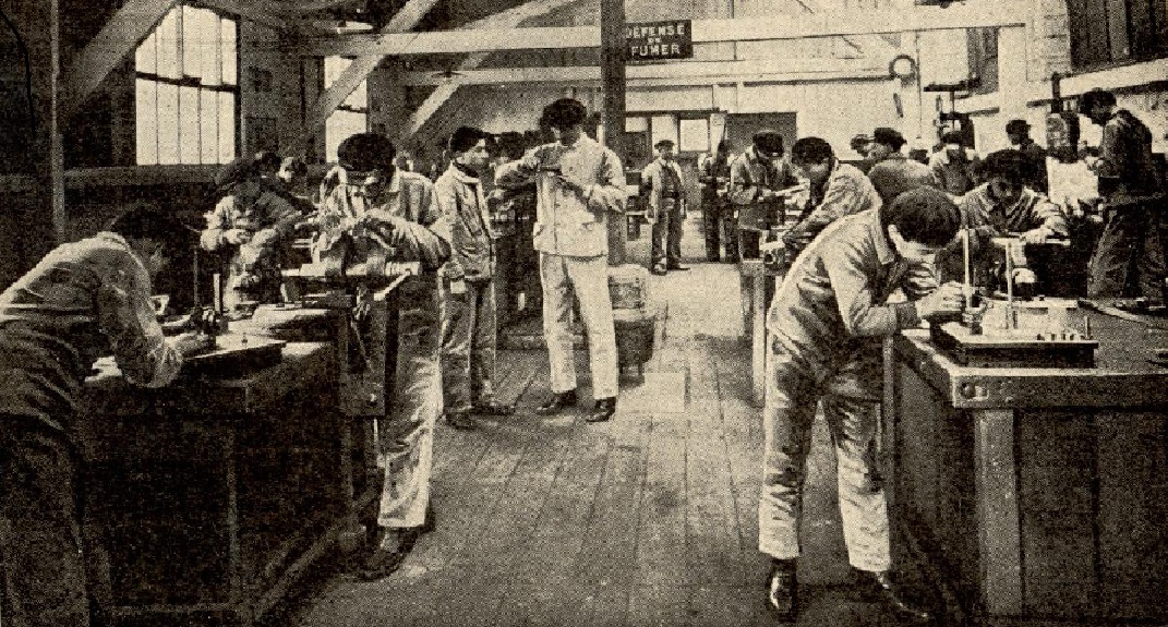 Apprentis de première année dans l'atelier d'ajustage, 1920