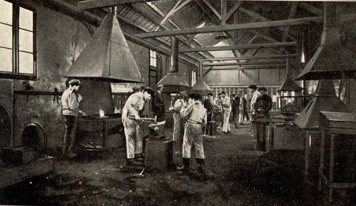 Apprentis dans l'atelier de forge, 1925