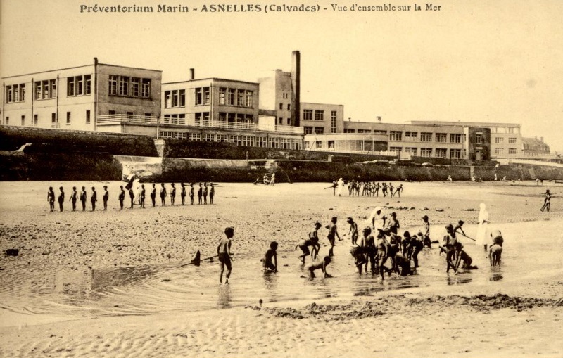 Préventorium marin d’Asnelles. façade sur la mer. Carte postale, ca 1930 © CCGPF Fonds cheminot