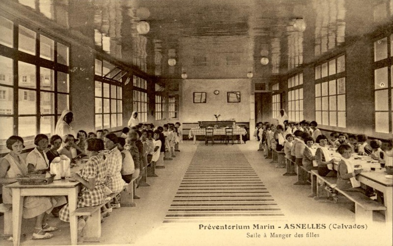 Préventorium marin d’Asnelles. salle à manger des filles, ca 1930. Carte postale © CCGPF Fonds cheminot
